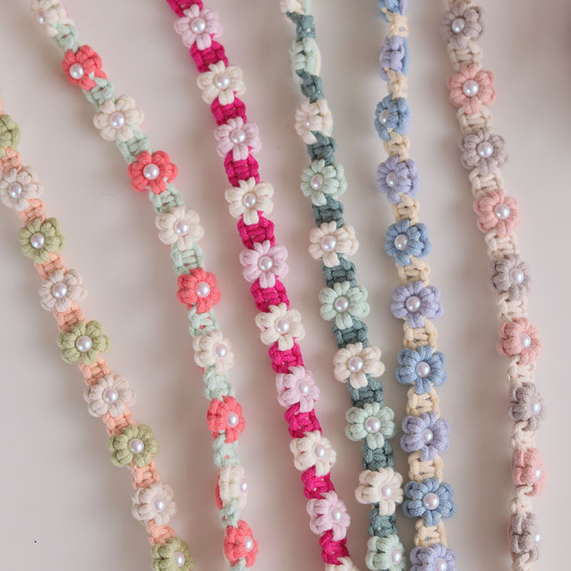 Каишка за мобилен телефон с плетено цветче - ръчно изработена, памучно въже, метално копче, регулируема дължина, женски стил