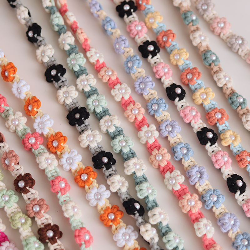 Каишка за мобилен телефон с плетено цветче - ръчно изработена, памучно въже, метално копче, регулируема дължина, женски стил