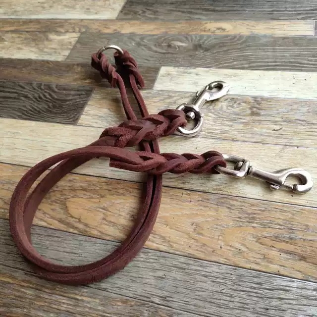 Csúcsminőségű marhabőr kutyapóráz kettős vezetővel és univerzális kampóval