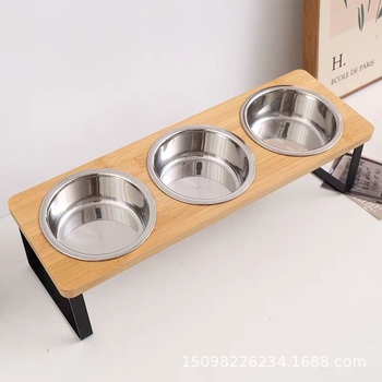 Ξύλινος ανυψωμένος σταθμός για μπολ γάτας με κλίση 15° και αντιεμετικό σχέδια