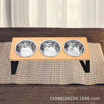 Ξύλινος ανυψωμένος σταθμός για μπολ γάτας με κλίση 15° και αντιεμετικό σχέδια