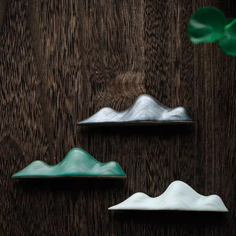 Keraminis kalno formos lazdelė- ir šepetėlių laikiklis, komplektu su desertine lėkšte