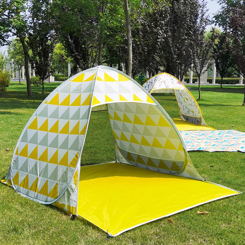 Dubultās personas automātiskā pludmales teltī ar ātru atvēršanu un saules aizsardzību; ārējā: poliesters; iekšējā: 190T ar sudraba pārklājumu; ārējā ūdensizturība 1000–1500 mm; apakšējā 1000–1500 mm; svars 1 kg