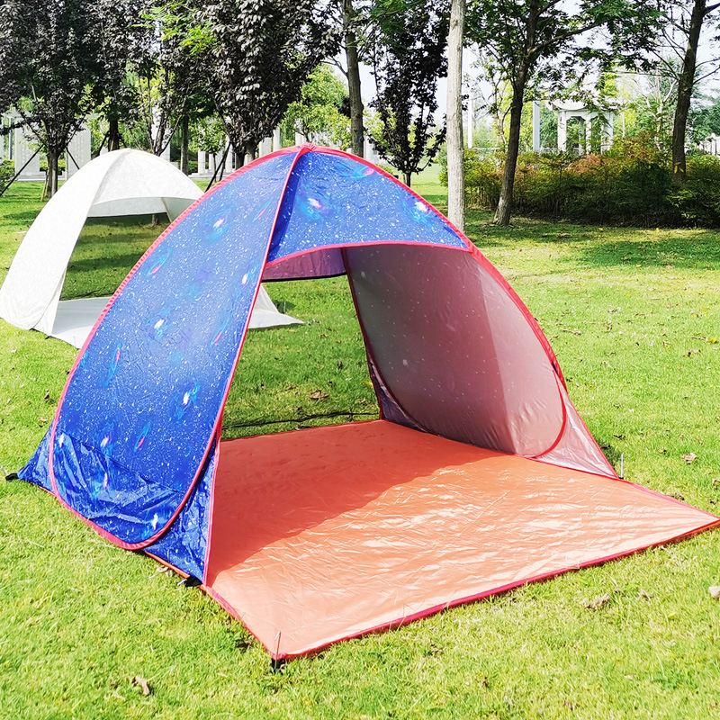 Dubultās personas automātiskā pludmales teltī ar ātru atvēršanu un saules aizsardzību; ārējā: poliesters; iekšējā: 190T ar sudraba pārklājumu; ārējā ūdensizturība 1000–1500 mm; apakšējā 1000–1500 mm; svars 1 kg