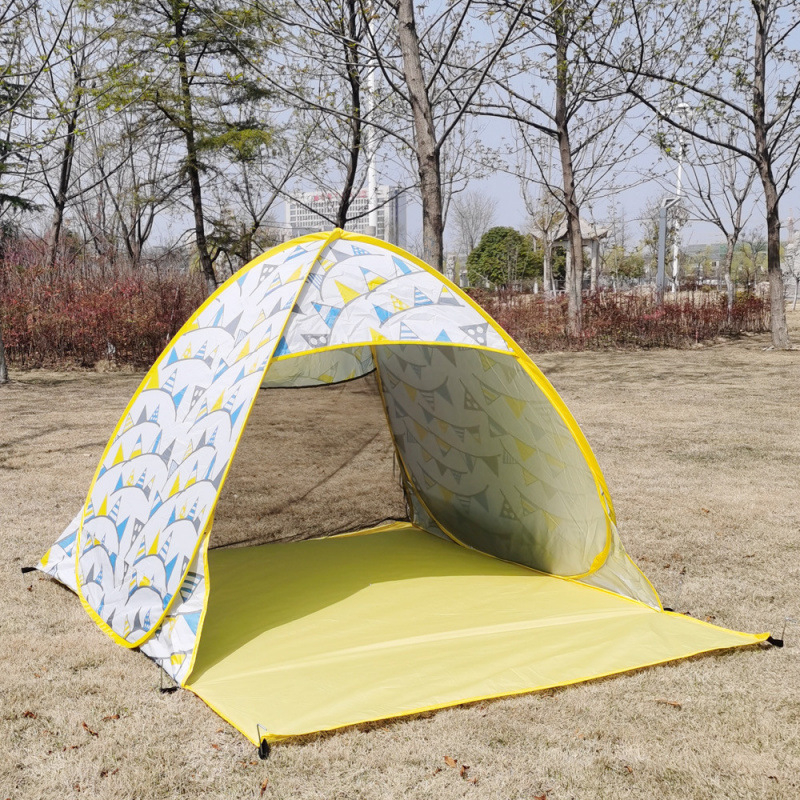 Dubultās personas automātiskā pludmales teltī ar ātru atvēršanu un saules aizsardzību; ārējā: poliesters; iekšējā: 190T ar sudraba pārklājumu; ārējā ūdensizturība 1000–1500 mm; apakšējā 1000–1500 mm; svars 1 kg