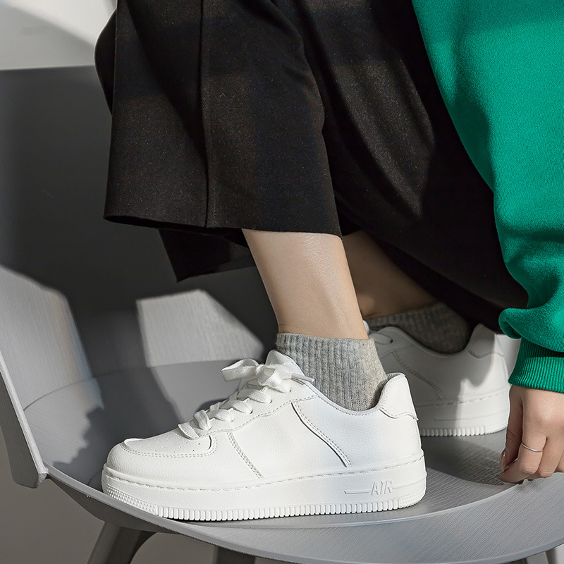 Női Air Force One-stílusú sportcipő, mindennapi használatra, fűzős, alacsony boka, kerek orrú, felsőrésze műbőr, gumírozott talp