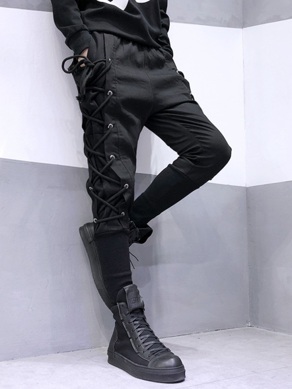 Férfi mindennapi nadrág hip-hop stílusban, szoros szabású, konikus szárú, pamutból, középső derék, húzózsinóros zárás, bokáig érő szegély, vasalásmentes, díszítő betétekkel