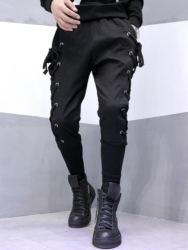 Férfi mindennapi nadrág hip-hop stílusban, szoros szabású, konikus szárú, pamutból, középső derék, húzózsinóros zárás, bokáig érő szegély, vasalásmentes, díszítő betétekkel
