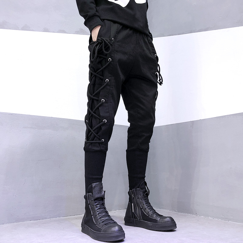 Férfi mindennapi nadrág hip-hop stílusban, szoros szabású, konikus szárú, pamutból, középső derék, húzózsinóros zárás, bokáig érő szegély, vasalásmentes, díszítő betétekkel