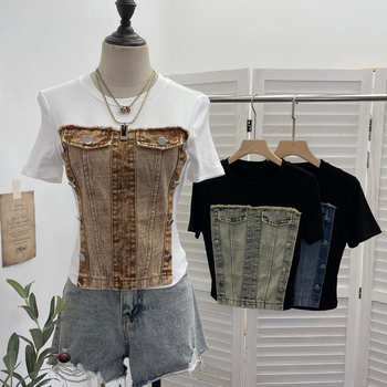 Női denim póló – szűk szabás, rövid ujjú, dizájn kollázs/varrás