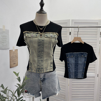 Női denim póló – szűk szabás, rövid ujjú, dizájn kollázs/varrás