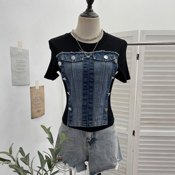 Női denim póló – szűk szabás, rövid ujjú, dizájn kollázs/varrás