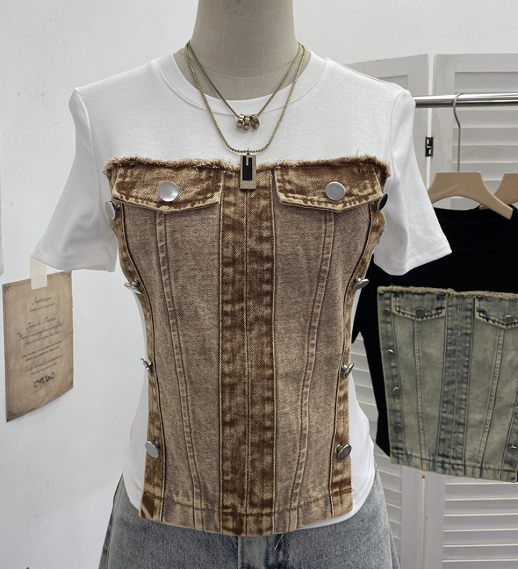 Női denim póló – szűk szabás, rövid ujjú, dizájn kollázs/varrás