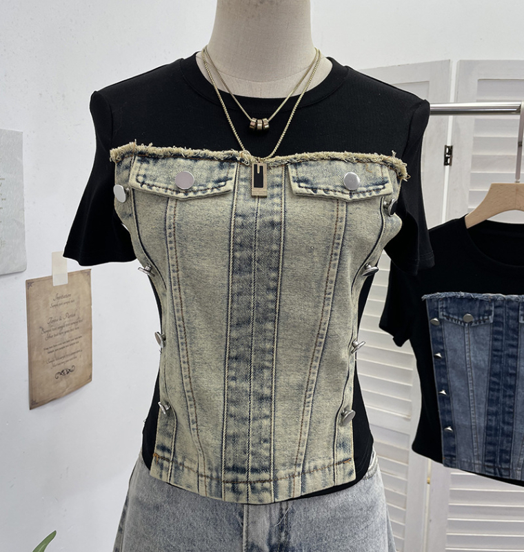 Női denim póló – szűk szabás, rövid ujjú, dizájn kollázs/varrás