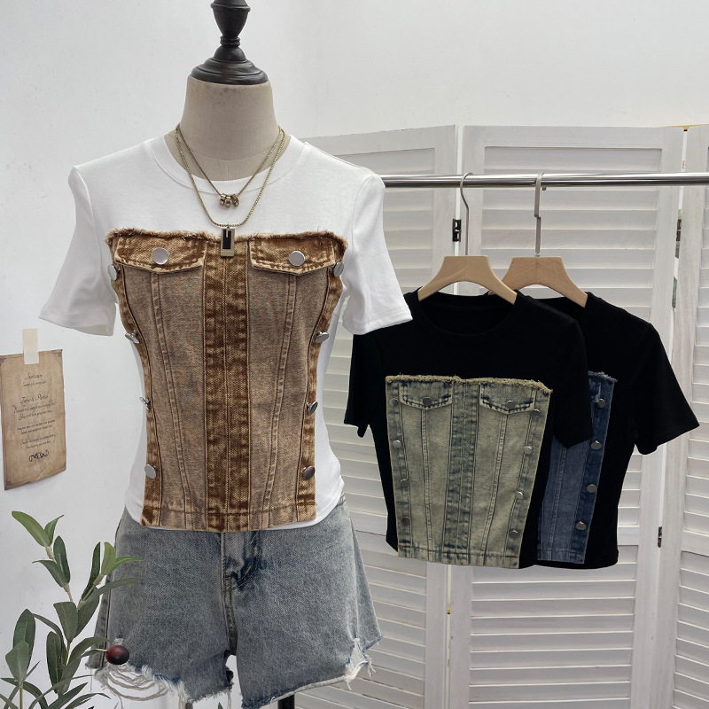 Női denim póló – szűk szabás, rövid ujjú, dizájn kollázs/varrás