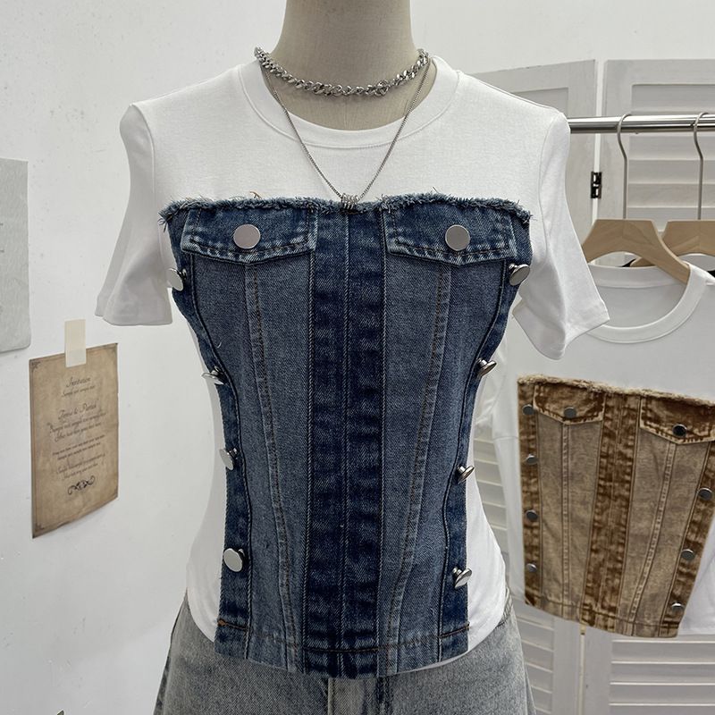 Női denim póló – szűk szabás, rövid ujjú, dizájn kollázs/varrás