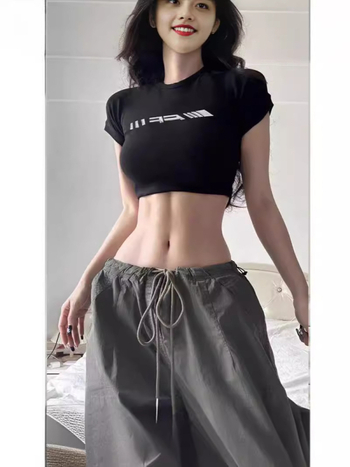 Γυναικεία κοντομάνικη μπλούζα με στρογγυλό λαιμό, εκτύπωση κειμένου, πολυεστέρας, στενή γραμμή