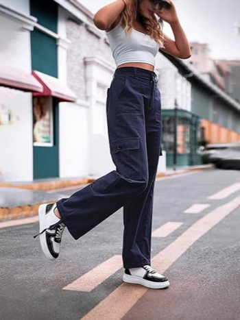 Дамски карго панталони с висока талия, широки крачоли, полиестер твил, леки, микроеластични.