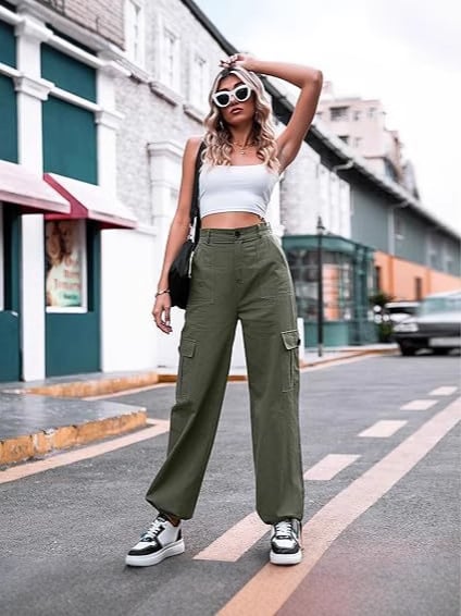 Дамски карго панталони с висока талия, широки крачоли, полиестер твил, леки, микроеластични.