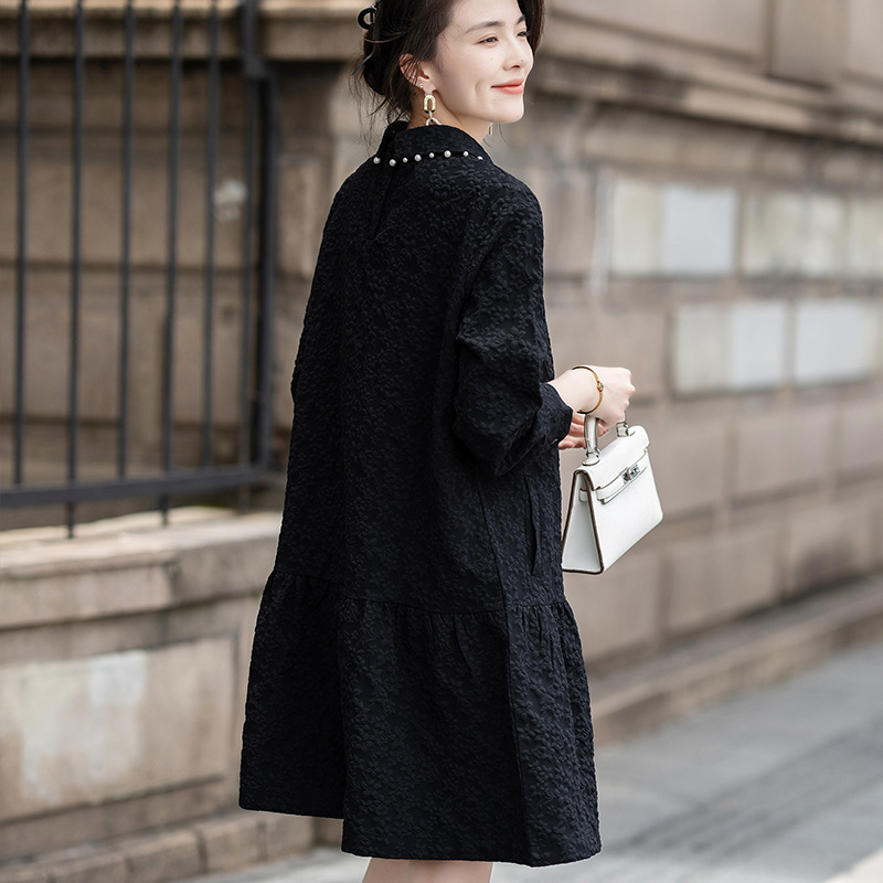 Рокля с мъниста, поло яка, дълги ръкави, А-линейна кройка, средна дължина