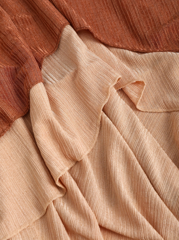 Рокля с рибована текстура, V-образно деколте, подгъв с рюш във форма на лист лотоса, полиестер (95%+)