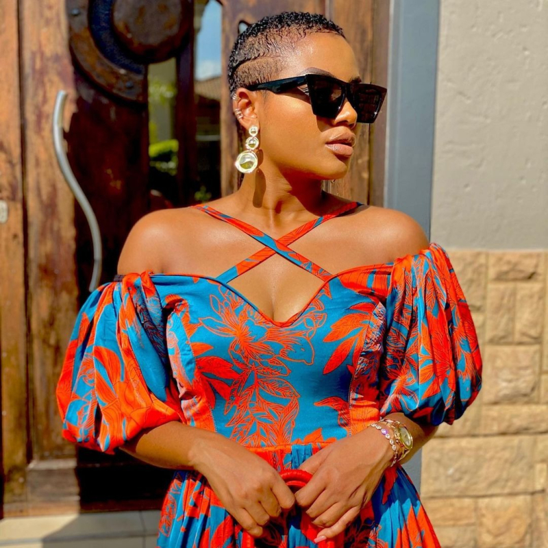 Рокля с принт, плисирана, без гръб, V-образно деколте, полиестер