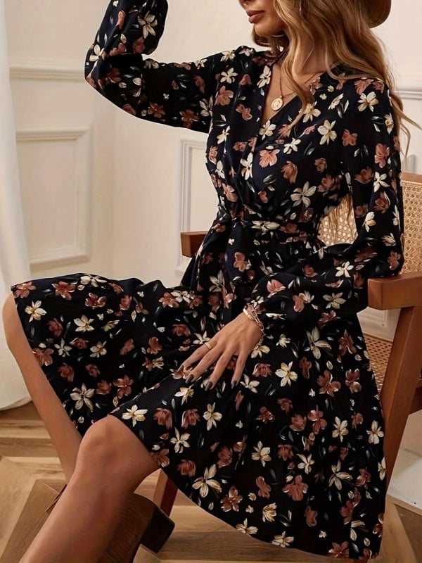 Rochie florală cu mâneci lungi, decolteu încrucișat, talie elastică, croială în A
