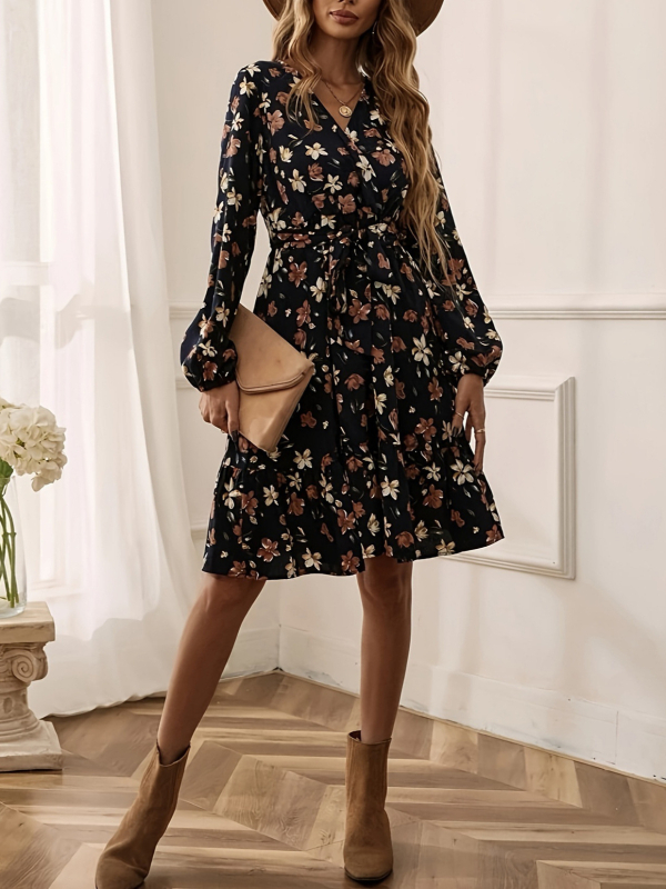 Rochie florală cu mâneci lungi, decolteu încrucișat, talie elastică, croială în A