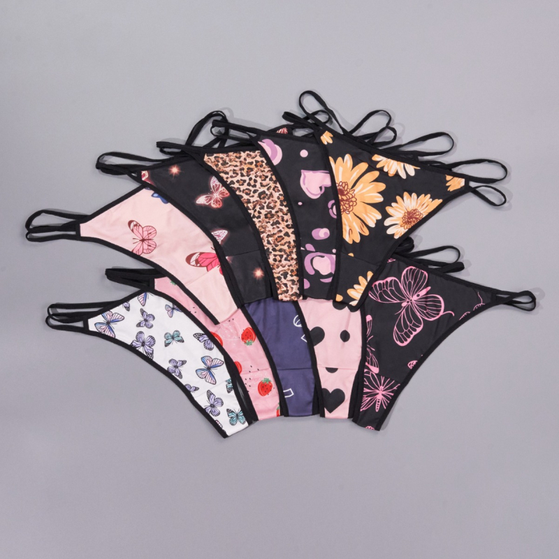 Γυναικείο στρινγκ εσωρουχ́ο, ύφασμα milk silk, 95–100% πολυεστέρας, επένδυση καβάλου: σπαντέξ, αναπνέει, αόρατο, αντιβακτηριακό, χαμηλή μέση, λεπτές τιράντες, τυχαίο μοτίο
