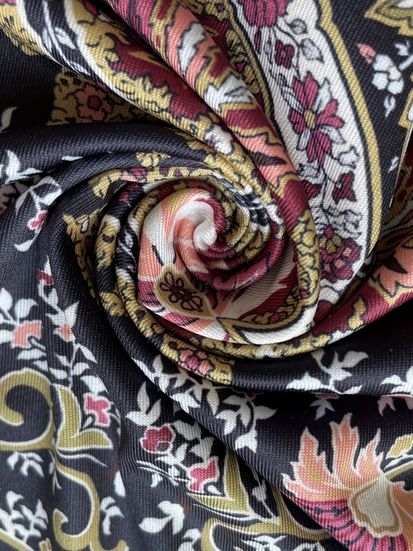 Печатен двукомпонентен комплект за жени: Т-шърт с кръгло деколте и дълъг ръкав и панталони с флейри; полиестер-спандекс смес; 95% полиестер; есен 2024