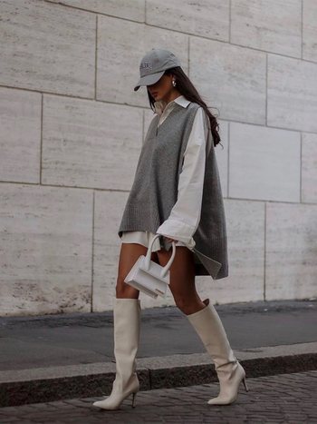 Szabad esésű, ujj nélküli kötött mellény V-nyakkal, középméretű őszi viselethez; Core-spun fonal; nyúl szőrszálból kevert; egyszínű mintázat