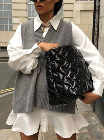 Szabad esésű, ujj nélküli kötött mellény V-nyakkal, középméretű őszi viselethez; Core-spun fonal; nyúl szőrszálból kevert; egyszínű mintázat