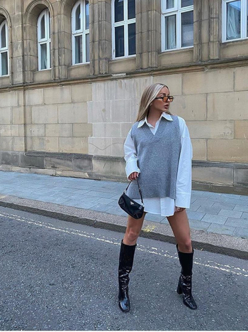 Szabad esésű, ujj nélküli kötött mellény V-nyakkal, középméretű őszi viselethez; Core-spun fonal; nyúl szőrszálból kevert; egyszínű mintázat