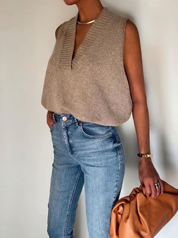 Szabad esésű, ujj nélküli kötött mellény V-nyakkal, középméretű őszi viselethez; Core-spun fonal; nyúl szőrszálból kevert; egyszínű mintázat