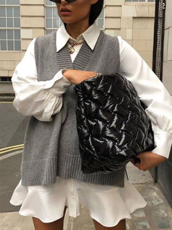 Szabad esésű, ujj nélküli kötött mellény V-nyakkal, középméretű őszi viselethez; Core-spun fonal; nyúl szőrszálból kevert; egyszínű mintázat