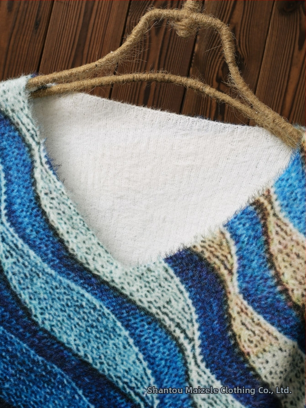 Дамски пуловер с V-образно деколте и жакардова шарка, тясна кройка, полиестерна материя