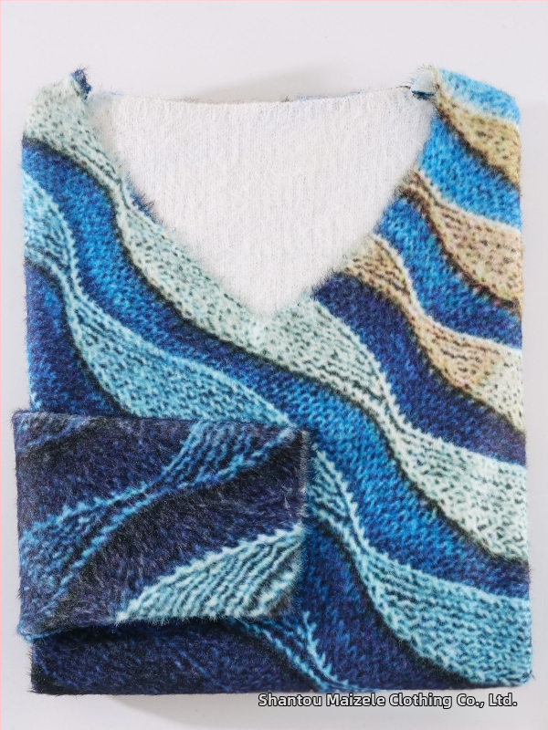 Дамски пуловер с V-образно деколте и жакардова шарка, тясна кройка, полиестерна материя