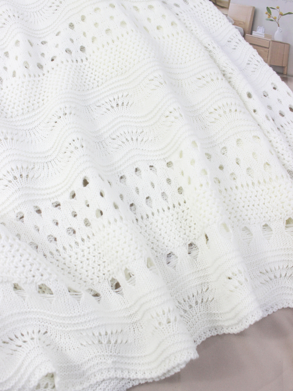 Ακρυλικό πουλόβερ με διατρήσεις, μακριά μανίκια καμπάνας, στρογγυλή λαιμόκοψη, άνετη γραμμή – street fashionista