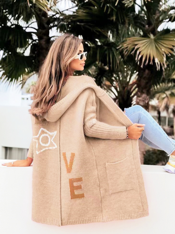 Cardigan tricotat cu glugă pentru femei, poliester, croială lejeră, lungime 80–100 cm, stil elegant, iarnă 2024