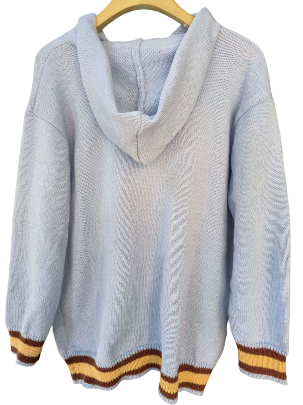 Cardigan tricotat cu glugă, model cu blocuri, buzunare, croi lejer, lungime medie, guler deschis, material poliester.