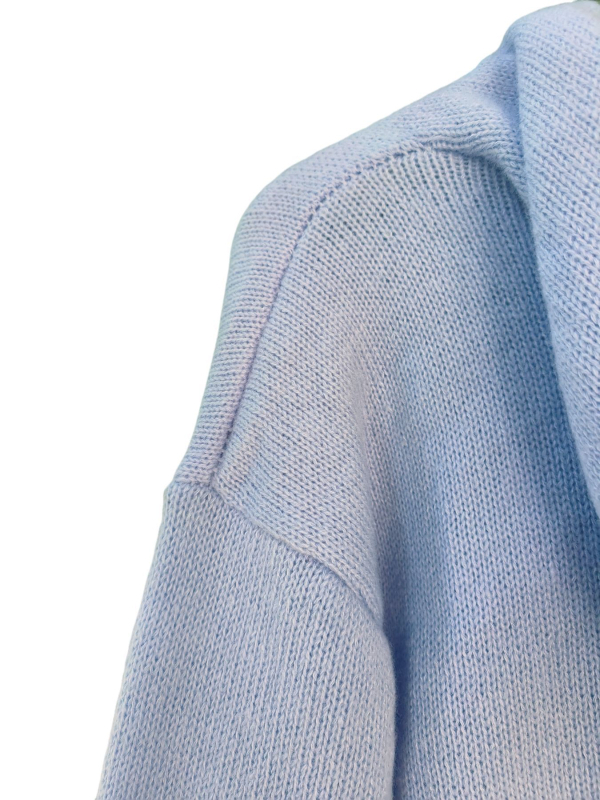 Cardigan tricotat cu glugă, model cu blocuri, buzunare, croi lejer, lungime medie, guler deschis, material poliester.