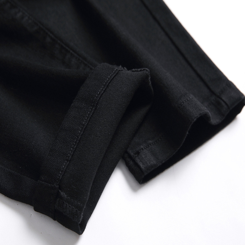 Egyenes szárú farmernadrág, középmagas derekú, 90% pamut, elől cipzár, mosott részletekkel