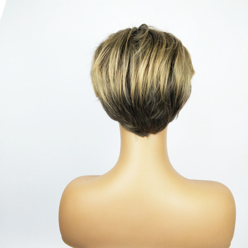 К22 къса права перука с наклонени чёлки от термоустойчива нишка; не подлежи на боядисване с горещи багрила.