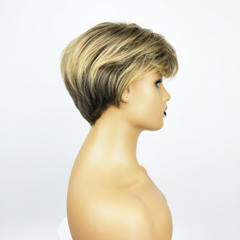 К22 къса права перука с наклонени чёлки от термоустойчива нишка; не подлежи на боядисване с горещи багрила.