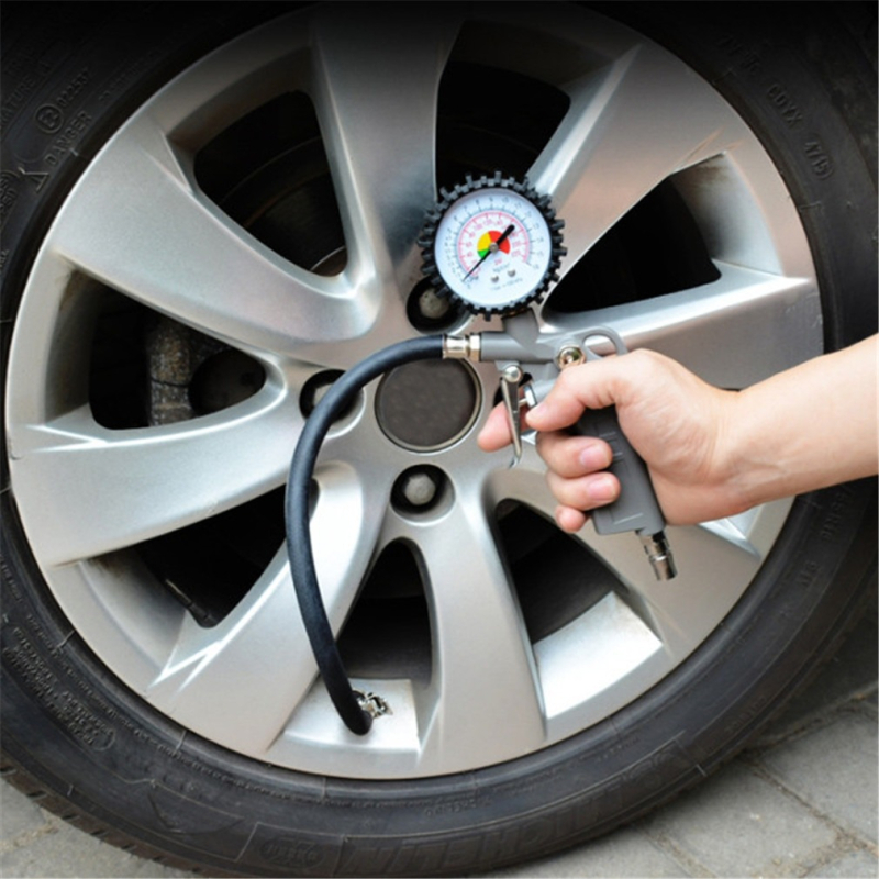 Automobilio padangų slėgio matuoklis su cinko lydinio antgaliu; korpusas iš cinko lydinio ir gumos, ilgis 37 cm, skersmuo 1,1 cm, svoris 73 g