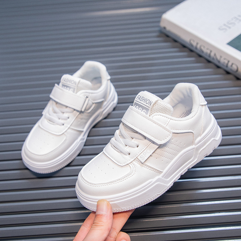 Gyerek sportcipő syntetikus bőr felsőrésszel, csúszásmentes gumitalppal, Velcro-zár, mindennapi casual stílus.