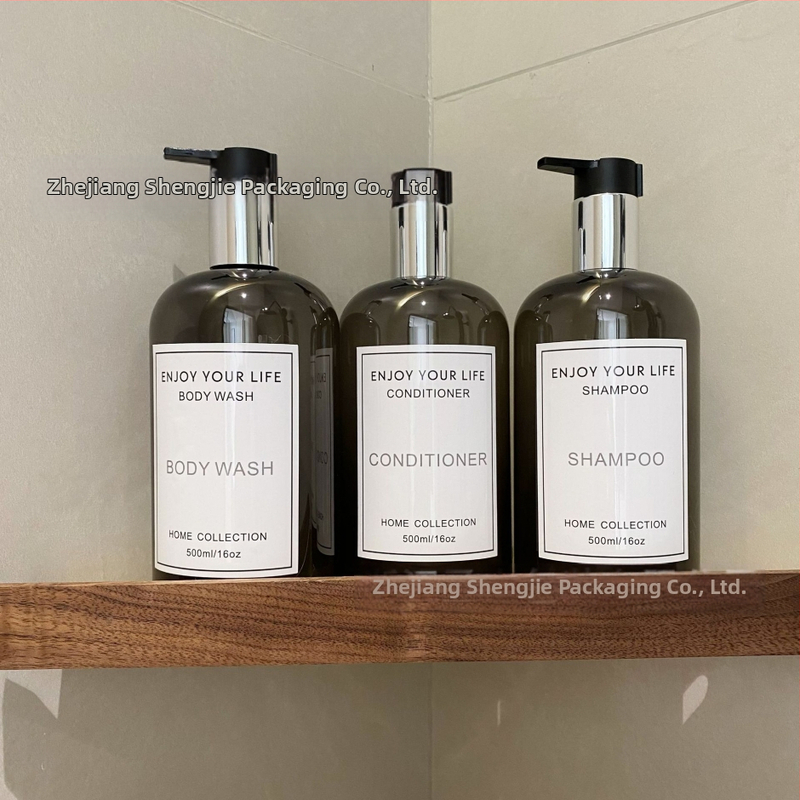 Пластмасова бутилка с дозатор в стил Ins за козметични течности (шампоан, душ гел, балсам, сапун за ръце, перилен препарат) — PET, производство чрез PET blow molding, капак с помпа, дебелина на стената 0.2–1 мм, печат на лого