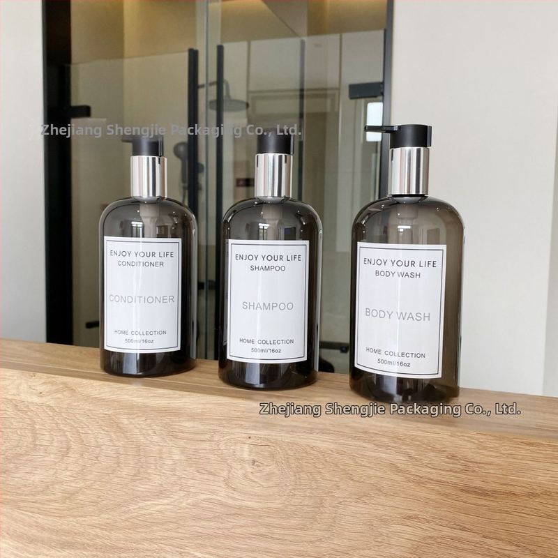 Пластмасова бутилка с дозатор в стил Ins за козметични течности (шампоан, душ гел, балсам, сапун за ръце, перилен препарат) — PET, производство чрез PET blow molding, капак с помпа, дебелина на стената 0.2–1 мм, печат на лого