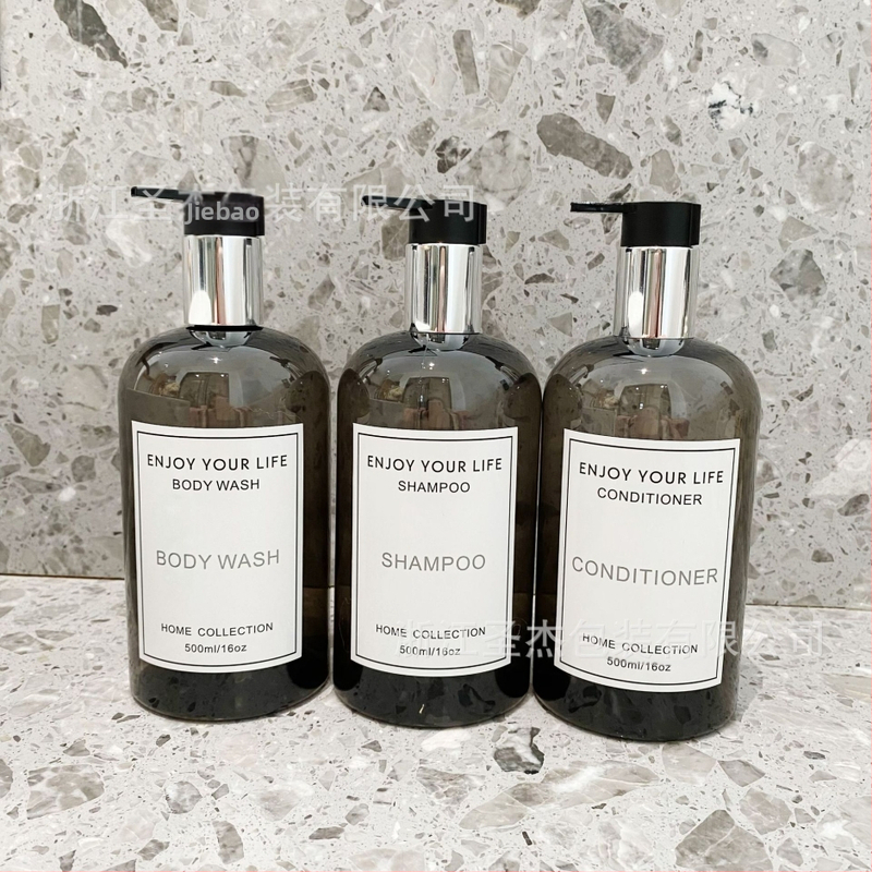 Пластмасова бутилка с дозатор в стил Ins за козметични течности (шампоан, душ гел, балсам, сапун за ръце, перилен препарат) — PET, производство чрез PET blow molding, капак с помпа, дебелина на стената 0.2–1 мм, печат на лого