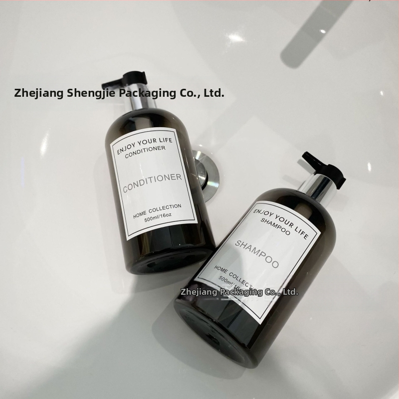 Пластмасова бутилка с дозатор в стил Ins за козметични течности (шампоан, душ гел, балсам, сапун за ръце, перилен препарат) — PET, производство чрез PET blow molding, капак с помпа, дебелина на стената 0.2–1 мм, печат на лого